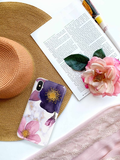 书页上的粉色和黑色花朵iphone手机套